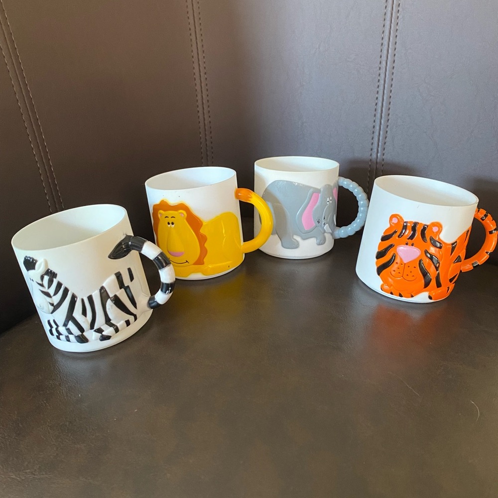 Set of 4 vintage (80’s) plastic kid’s mugs